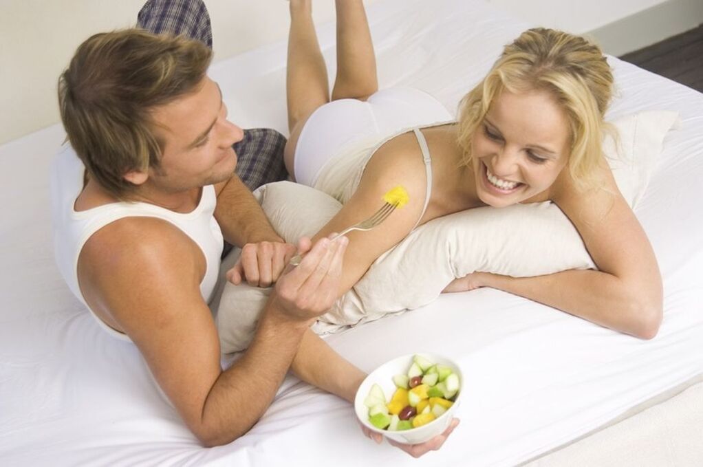 naine ja mees söövad potentsi tugevdamiseks salatit